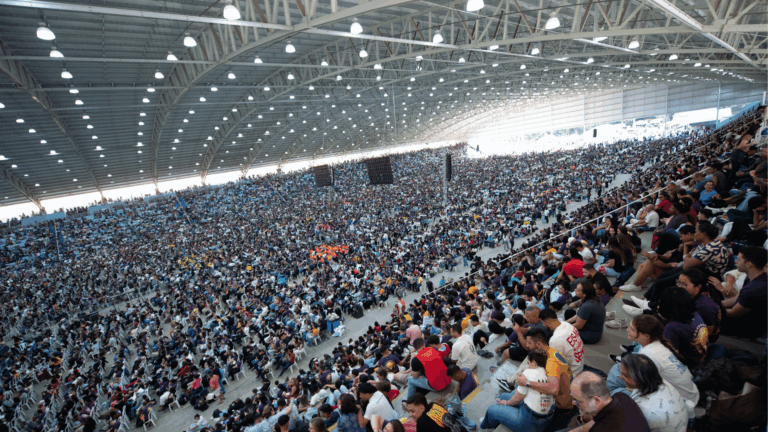 Lotado de pessoas, Centro de Evangelização da Comunidade Canção, durante acampamento.