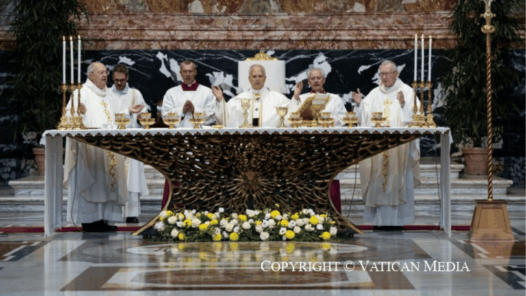 Papa Leão XIV preside a Missa de abertura do Consistório extraordinário no altar, acompanhado por cardeais e ministros, durante celebração na Basílica de São Pedro, no Vaticano.
