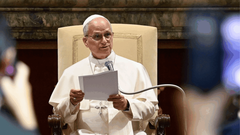 Sentado, Papa Leão XIV fala ao microfone durante audiência no Vaticano.