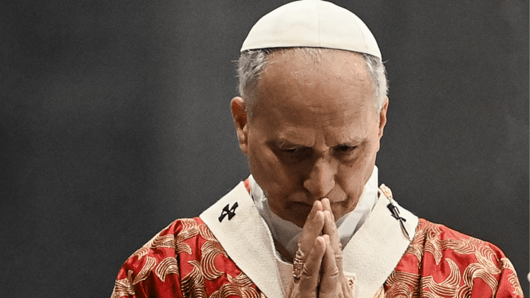 Papa Leão XIV em momento de oração na Solenidade de São Pedro e São Paulo.