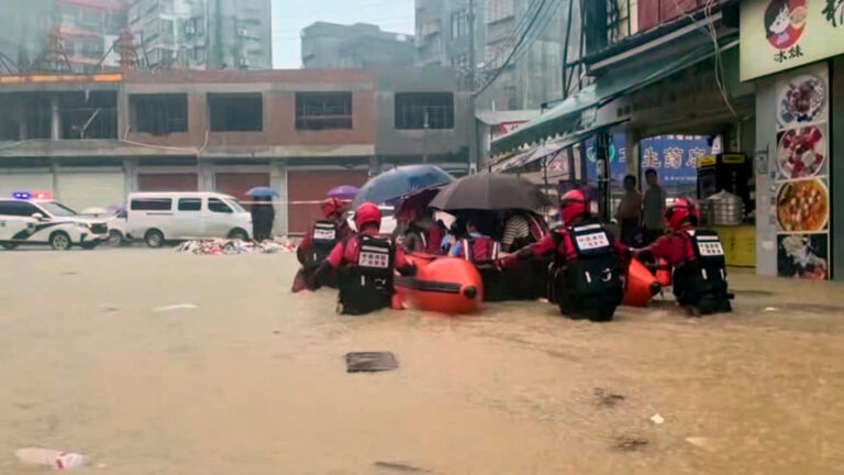 15 mortos e 48 mil pessoas evacuadas devido às chuvas