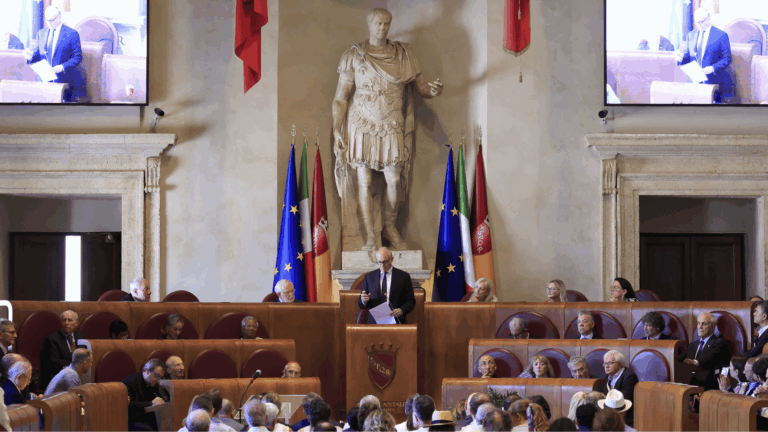 Declaração de Roma propõe compromisso sobre armas nucleares e IA