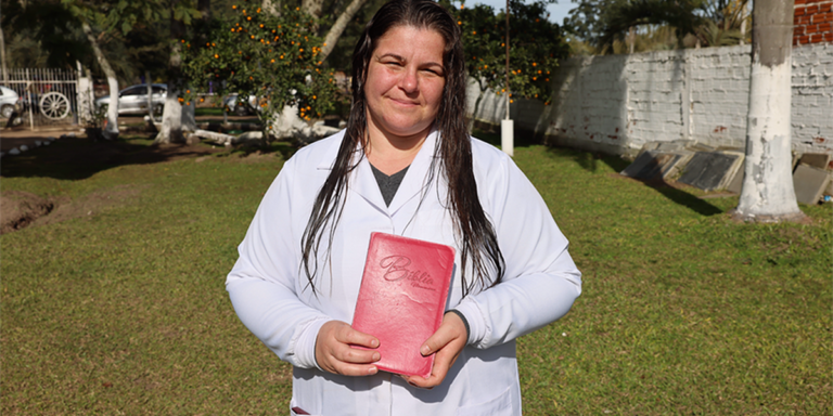 Enfermeira aceita Jesus após ser evangelizada por paciente: ‘A verdade me transformou’