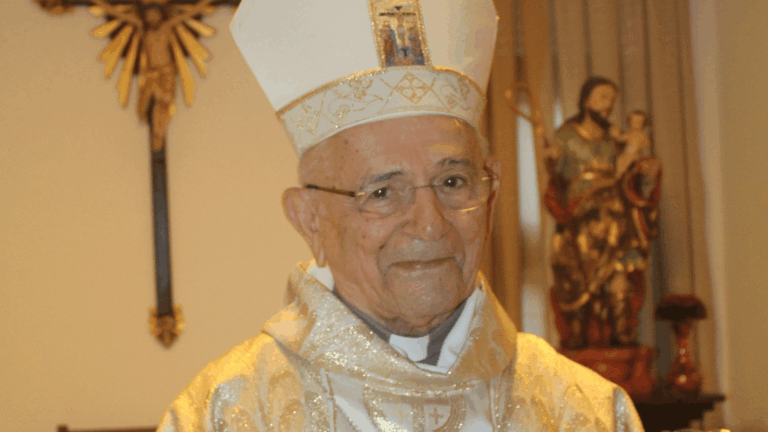 A imagem mostra Dom Heitor de Araújo Sales, em plano fechado, próximo ao rosto. Ele está com vestes litúrgicas brancas.
