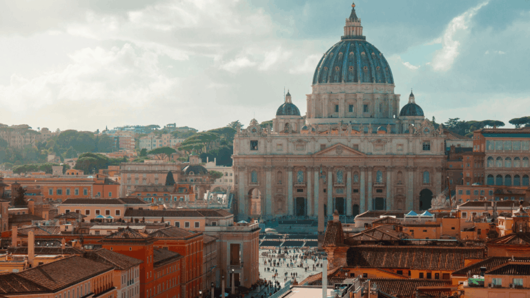 Imagem panorâmica da região de entrada na Praça São Pedro, com a Basílica de mesmo nome ao fundo