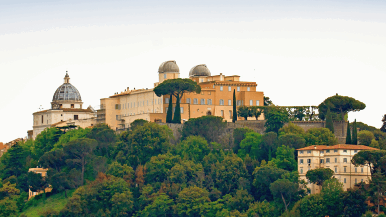 Papa se transfere a Castel Gandolfo para a pausa de verão