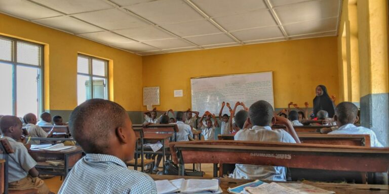 Terroristas invadem escola e sequestram dezenas de estudantes em novo ataque na Nigéria