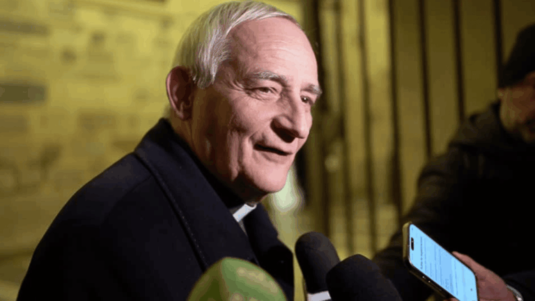 Cardeal Matteo Zuppi concede entrevista a jornalistas.