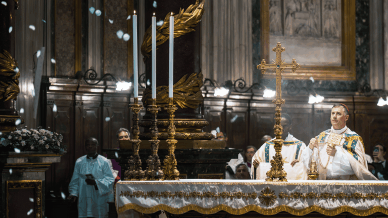Basílica de Santa Maria Maior celebra festa da dedicação com "nevada"