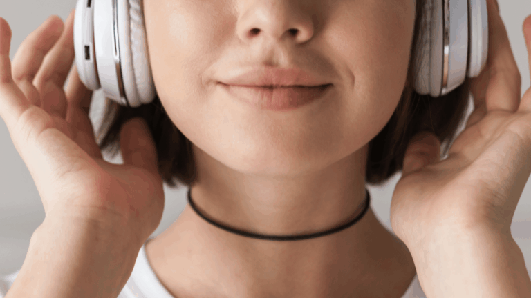 Jovem usando fones de ouvido e ouvindo música.