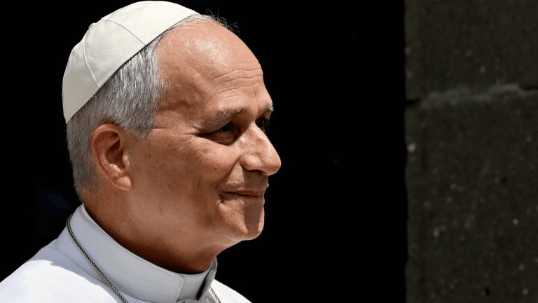Papa Leão XIV usando batina branca e solidéu, durante compromisso em Castel Gandolfo.