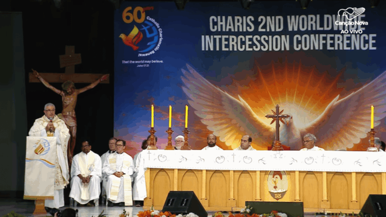 Padre Roger Luis frisa força da oração em missa no evento do Charis