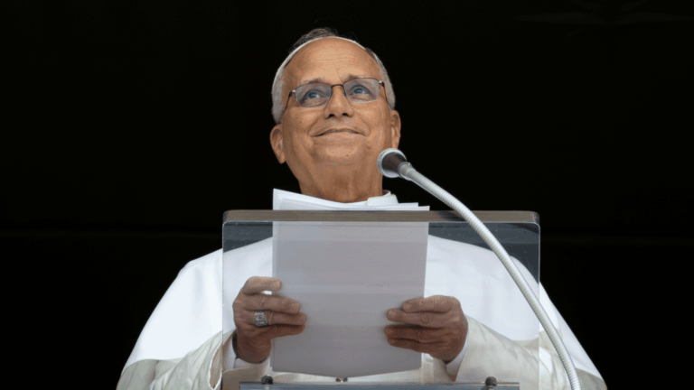 Testemunhar a beleza da Eucaristia com gestos concretos, exorta Papa