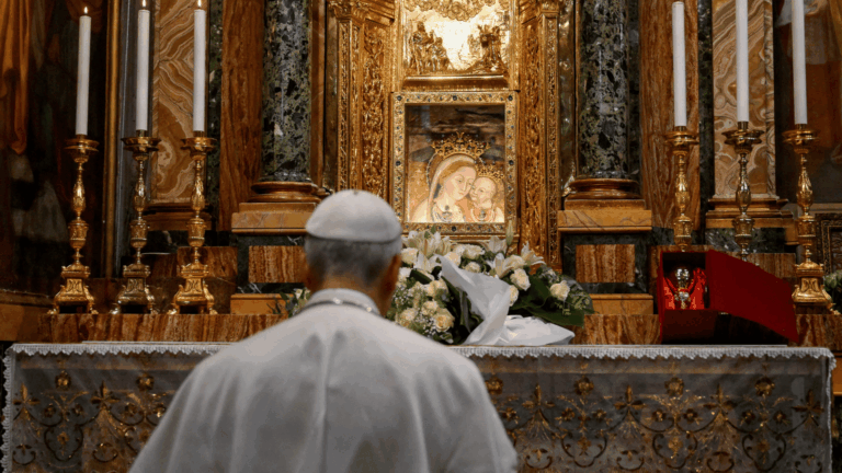 Papa Leão XIV diante da imagem de Nossa Senhora do Bom Conselho no santuário de Genazzano, na Itália.