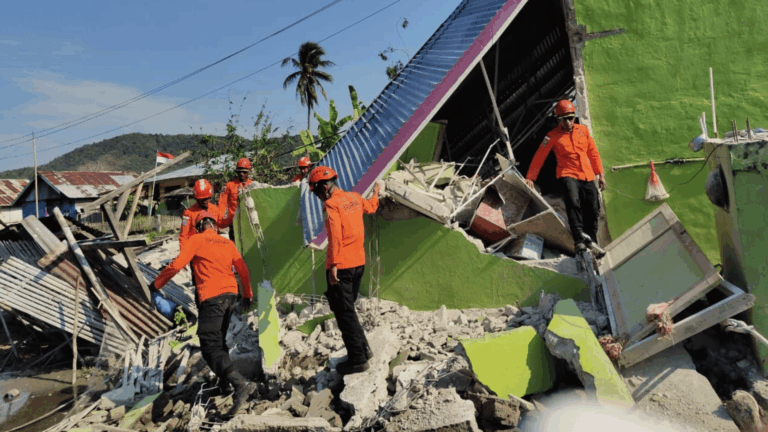 A imagem mostra equipes de resgate em meio aos escombros após o terremoto