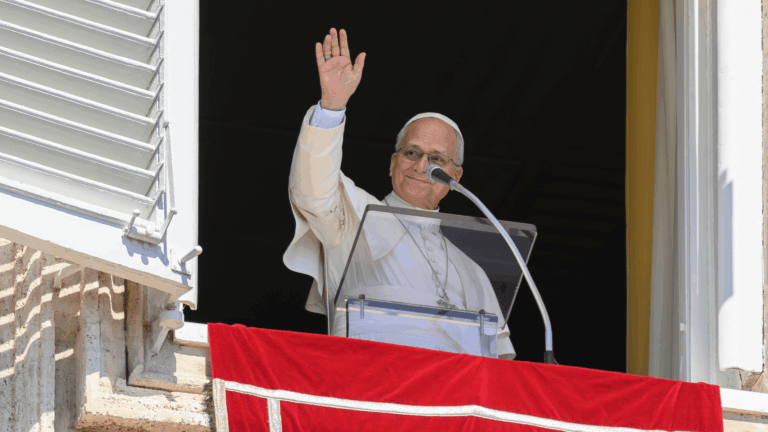 Papa Leão XIV acena da sacada da Biblioteca do Palácio Apostólico no Vaticano, durante o Angelus deste domingo, 6