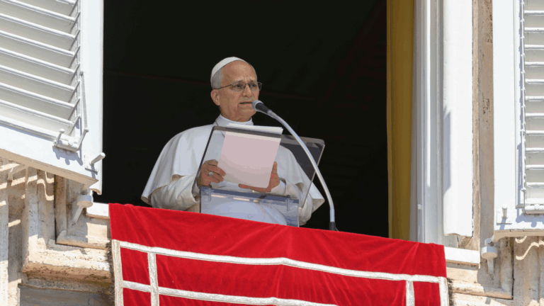 Papa fala ao microfone da sacada do Palácio Apostólico