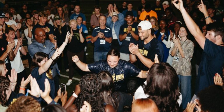 Atletas batizam cerca de 50 pessoas em evento evangelístico em universidade nos EUA