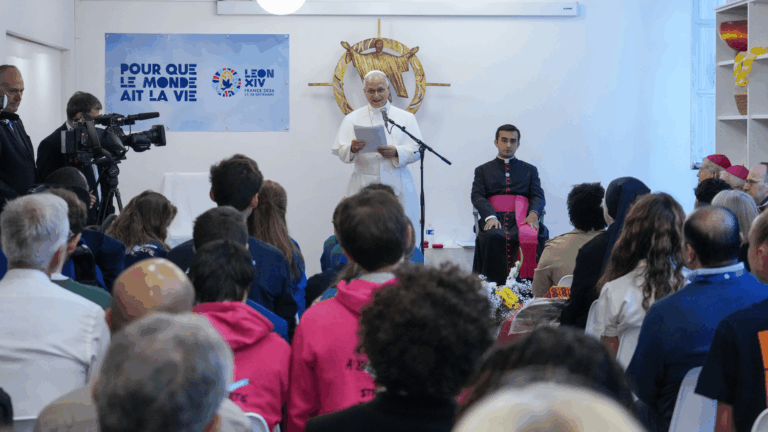 Cristo deixa-se encontrar nas pessoas que nos chamam à caridade