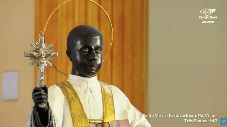 Imagem do Beato Padre Victor: o beato negro, com vestes sacerdotais, segura um crucifixo e possui uma auréola sob a cabeça.