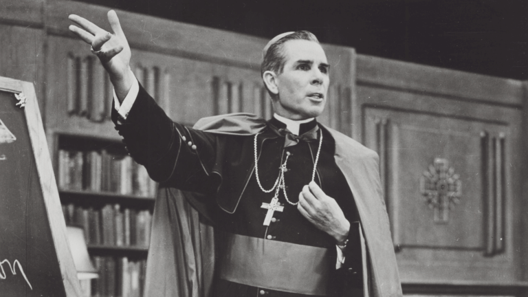 Veja quem foi Fulton Sheen, bispo que será beatificado nesta quinta-feira