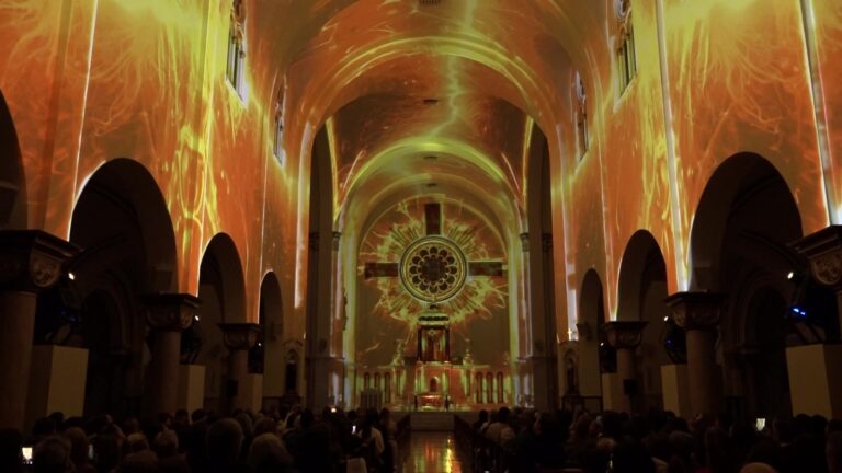 Luz, arte e tecnologia se encontram dentro de igreja em São Paulo