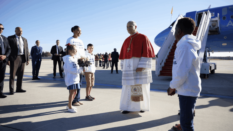 Papa Leão XIV já está na França para sua quinta viagem apostólica
