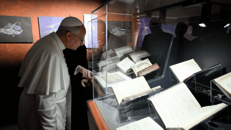 Livros despertam inquietação e coragem da busca, afirma Papa