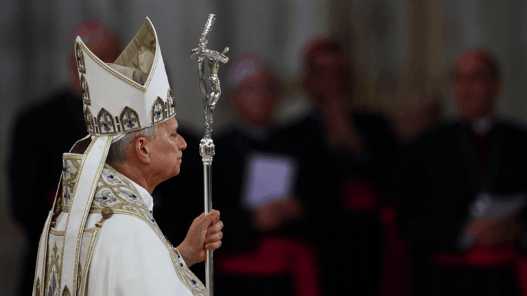 Papa frisa presença missionária, liturgia e oração ao clero da França