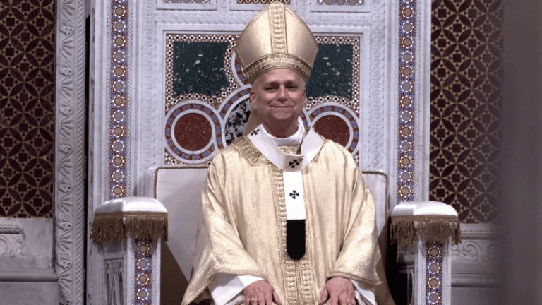 Papa Leão XIV com paramentos litúrgicos no altar da Basílica de São João de Latrão.
