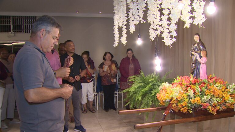 Em Minas Gerais, Santo Rosário reúne centenas de famílias