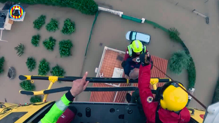 Helicópteros de emergência resgatam pessoas ilhadas na Espanha