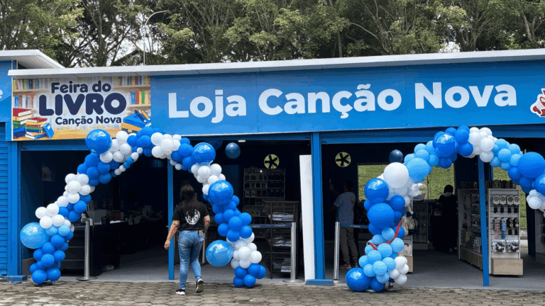 a imagem mostra a fachada da Loja Canção Nova no Centro de Evangelização. Há bexigas azuis e branças na entrada da loja.
