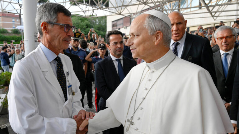 Após receber alta, Papa Leão XIV deixa o Hospital Gemelli