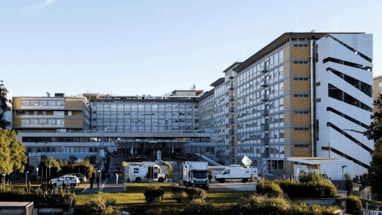Papa teve noite tranquila no hospital, informa Vaticano