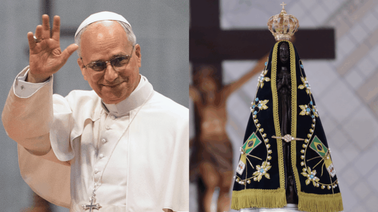 A foto traz duas imagens: à esquerda, o Papa Leão XIV acenando. À direita, está uma imagem de Nossa Senhora Aparecida